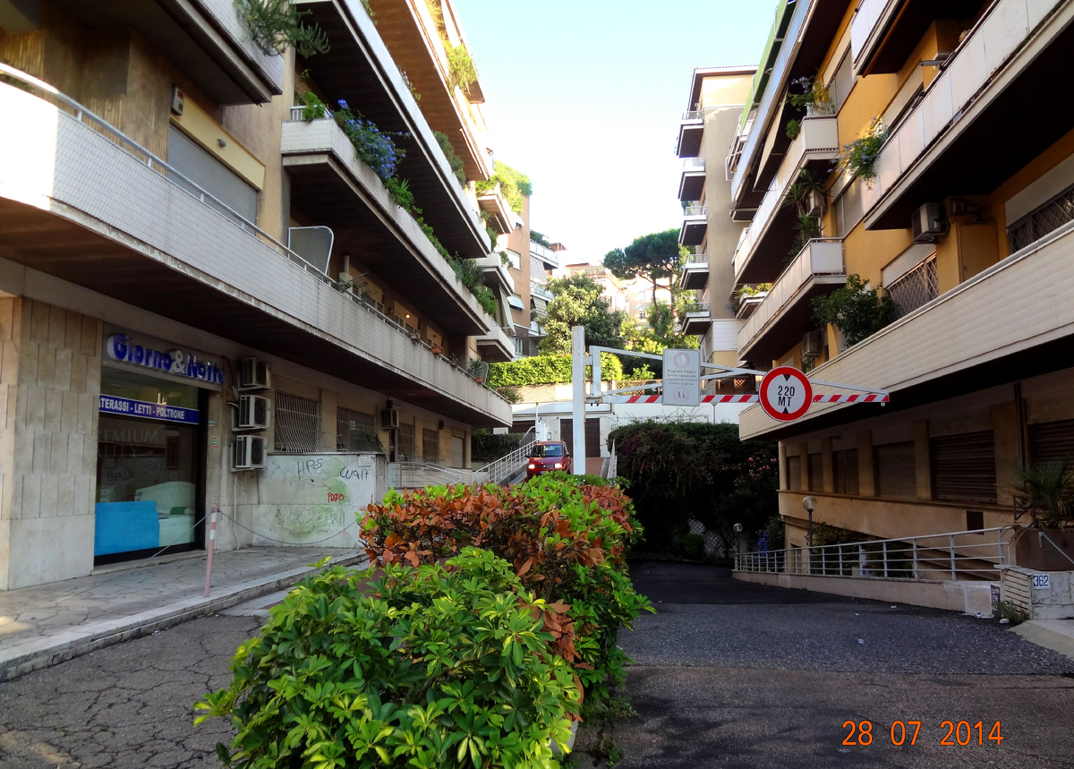 Дворик в жилых кварталах спального района Рима