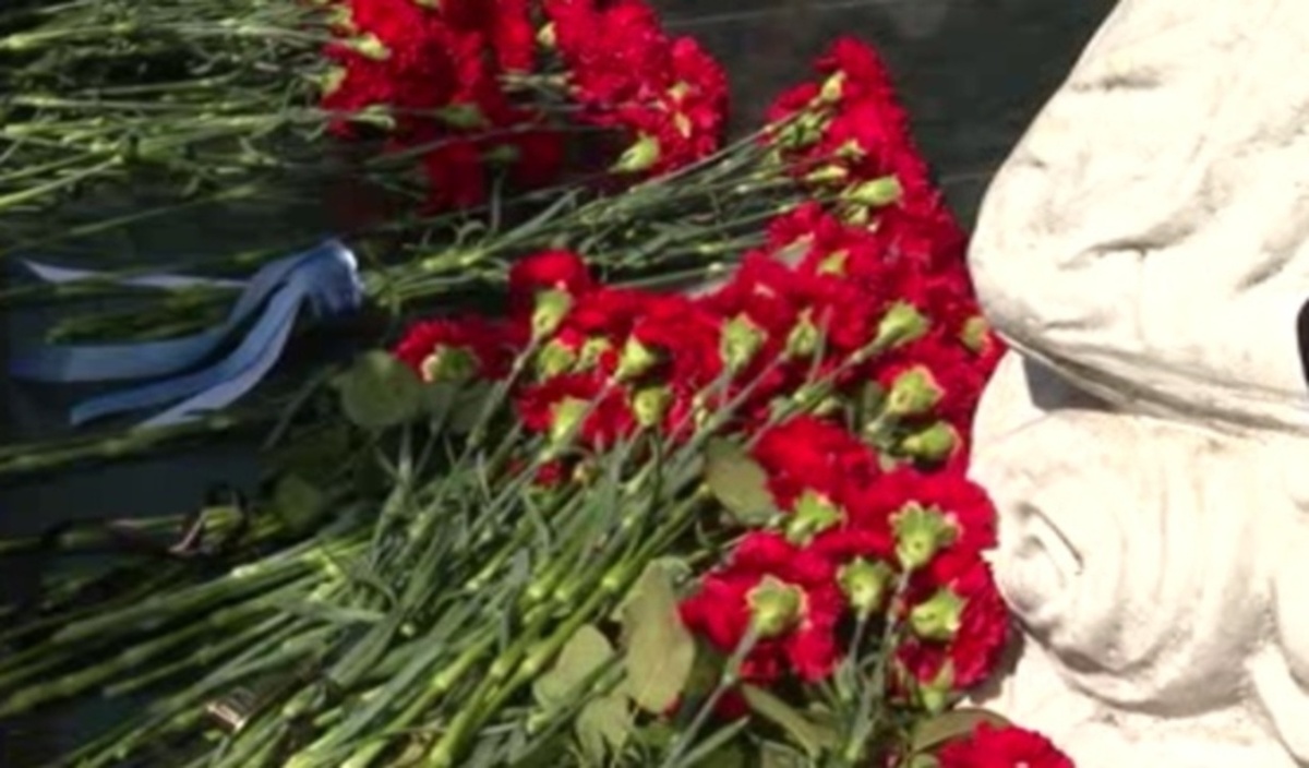    В День военно-морского флота цветы и венки легли к памятнику подводникам в Курске