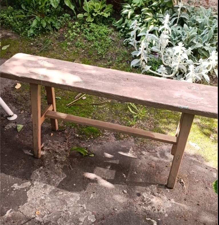 Здесь не видно, но лавочка покрыта коричневой половой краской 