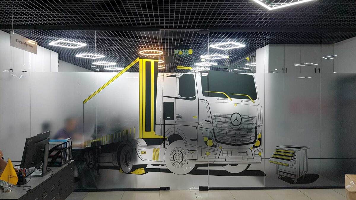 Грузовой автосервис «Технология движения». Печать на глянцевой прозрачной пленке CMYK с лицевой стороны, оклейка матовой полупрозрачной с другой стороны