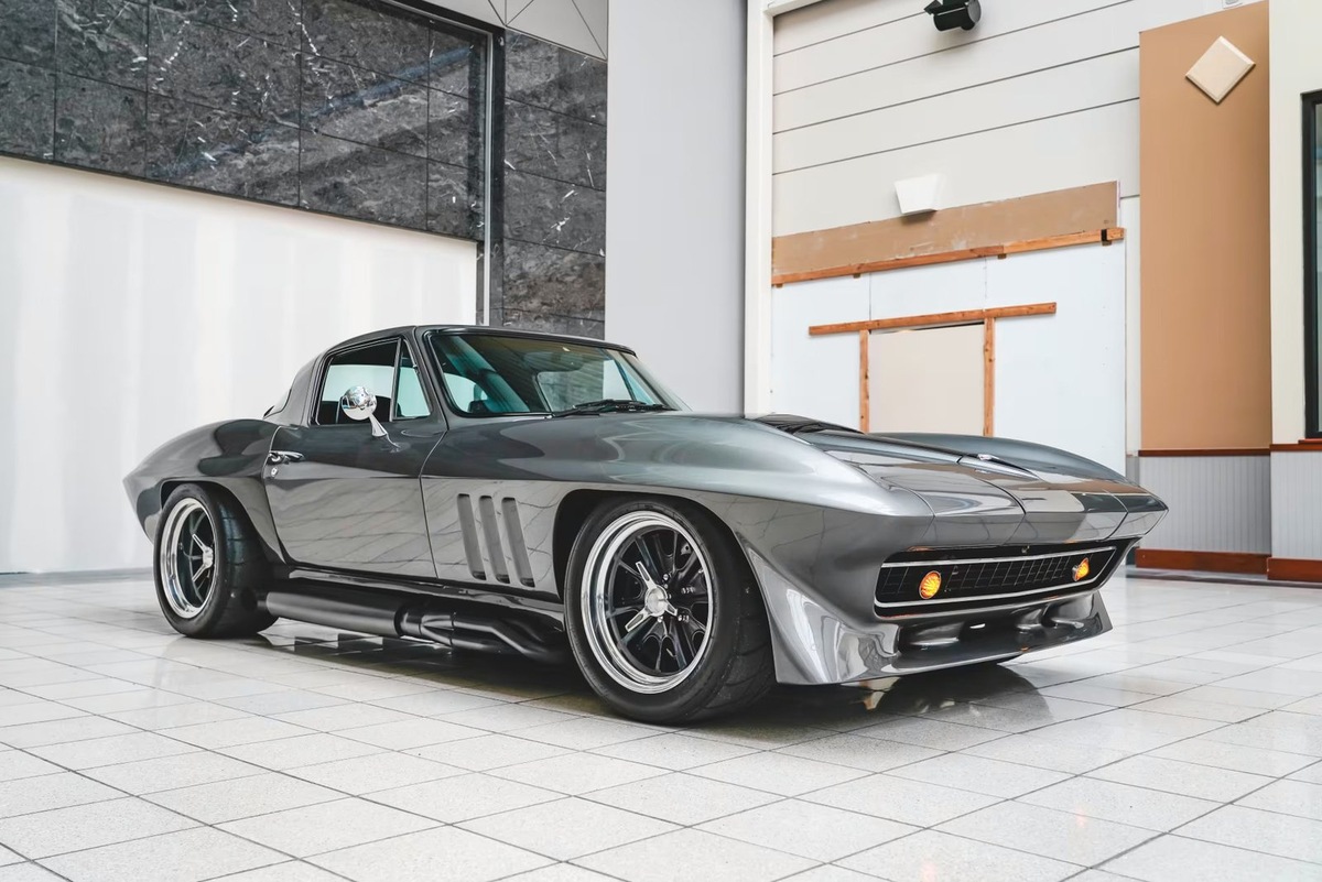    Купе Sting Ray 1967 года оснащено огромным двигателем, большими тормозами Willwood и пятиступенчатой механической коробкой передач