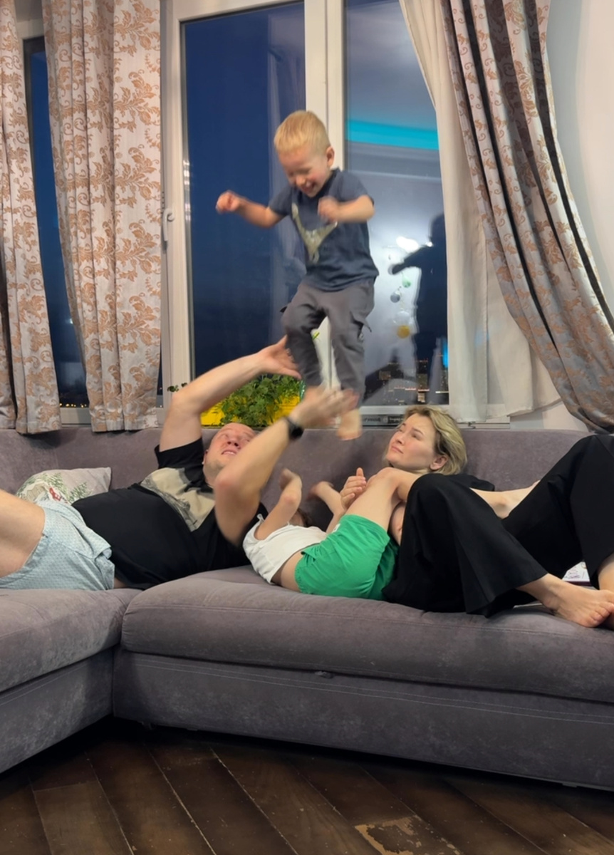 - Аня, а ваш папа лежит после работы на диване? (Ну, как вам сказать 😂)