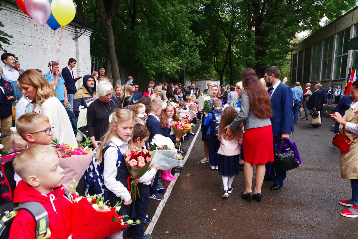 Я не просто так выбрал этот снимок. Здесь видна территория площадки налево от центрального входа