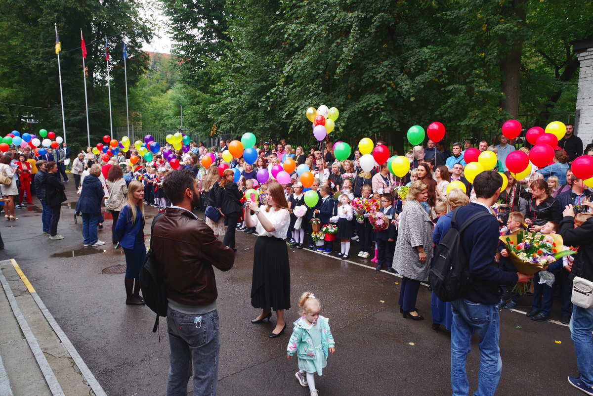 А это - территория направо от центрального входа. К садику №45
