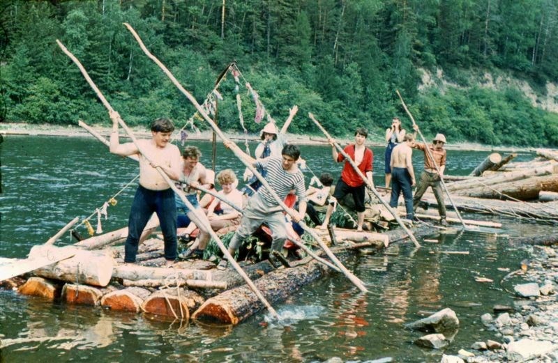 Когда-то по Мане сплавлялись на таких плотах. Теперь они ушли в прошлое
Фото из архива Маши Руссковой