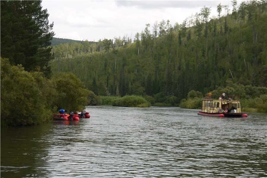 Двухэтажный плот на Мане
Фото: Наталья Кобец