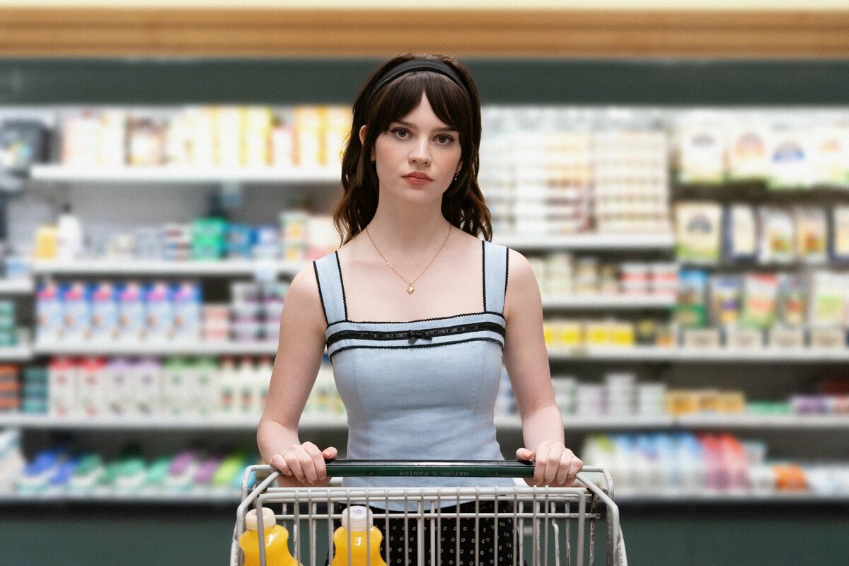 Кадр из фильма "Компаньон" (источник: https://www.kinopoisk.ru/picture/4192536/) 