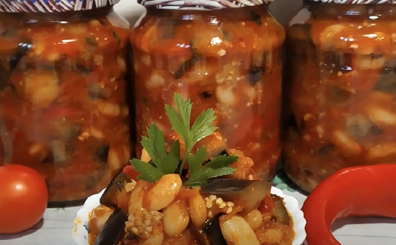 Царский салат из баклажанов и фасоли: зимняя заготовка без мяса, но сытнее любого рагу