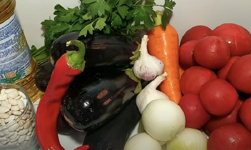 Царский салат из баклажанов и фасоли: зимняя заготовка без мяса, но сытнее любого рагу