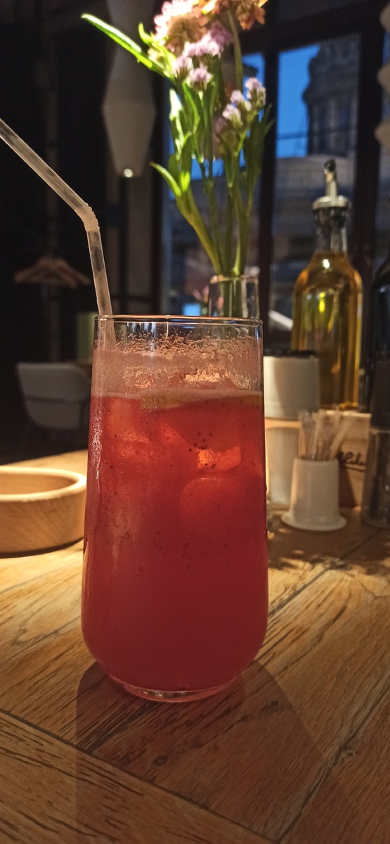 Лимонад со льдом - фаворит этих жарких дней)) 