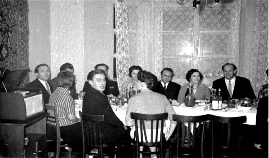 А потом подошли некоторые жены и окончательно "убили" споры на служебные темы