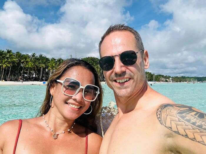 Когда они жили в городе Себу, из-за шума транспорта они редко открывали окна. Заземлённые кочевники.