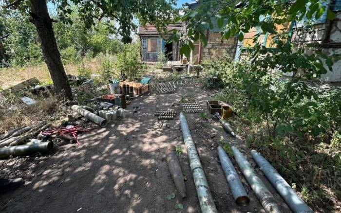 Полицейские совместно с бойцами Росгвардии в одном из полуразрушенных частных домовладений в Попасной обнаружили крупную партию боеприпасов, в том числе иностранного производства, источник Телеграм-канал МВД МЕДИА
