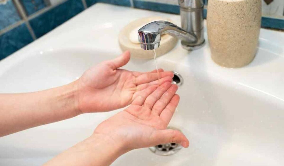     Человек держит руки под краном. Источник: kp.ru Автор фото: Юлия Пыхалова