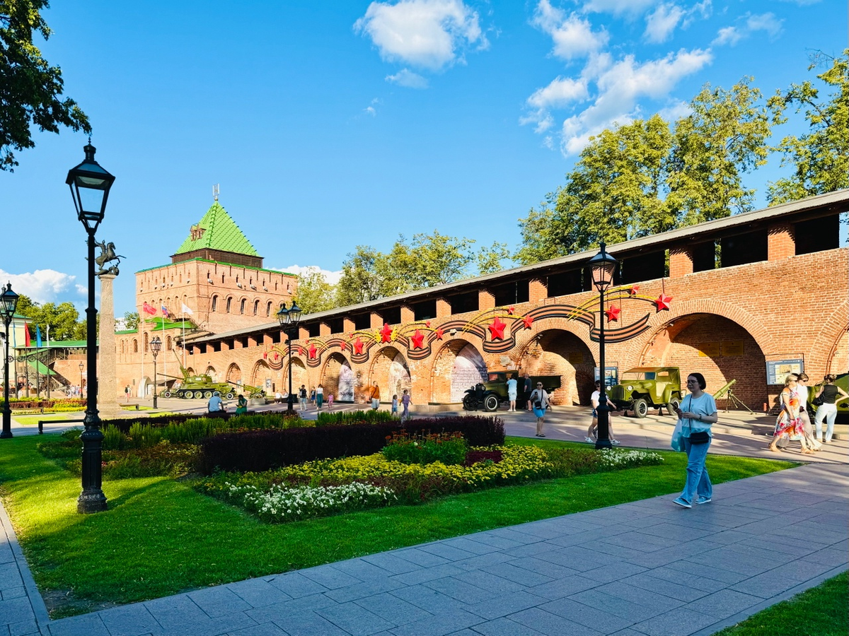 Выставка военной техники вдоль стен Кремля