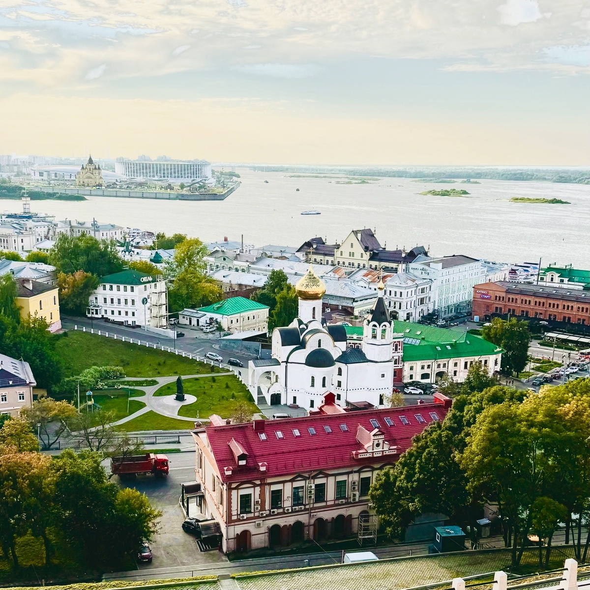 Вид на Стрелку. Вокруг Кремля также есть дорожки для прогулок, с них тоже открываются прекрасные виды