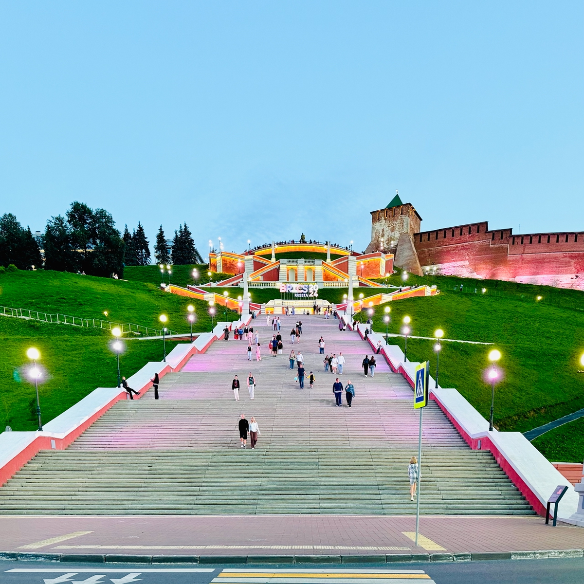 Чкаловская лестница заложено в честь победы в Сталинградской битве. Ее торжественное открытие состоялось 24 июля 1949 года. В лестнице всего 560 ступеней