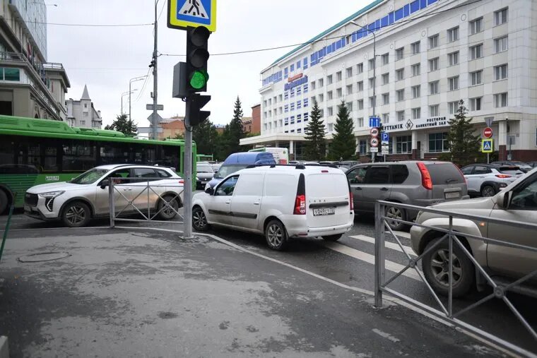 Движение парализовало на улицах Республики и Челюскинцев. Фото: Никита Сабашников