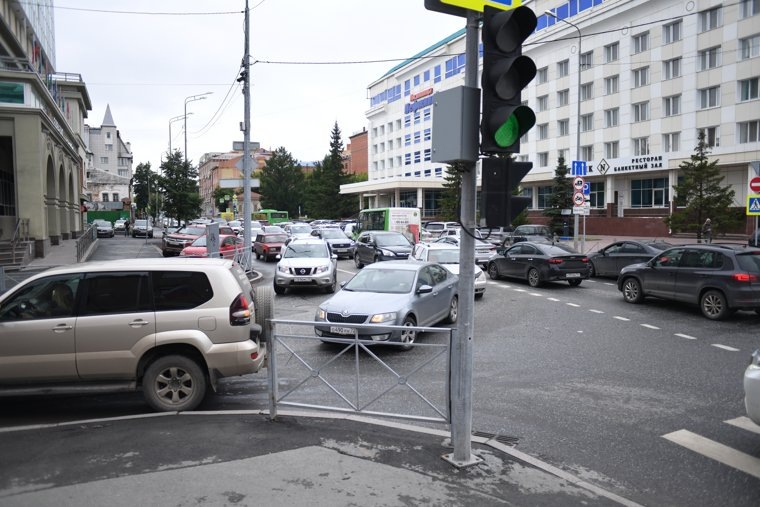 Согласно открытым данным, ситуация с заторами в городе оценивается на 3 балла. Фото: Никита Сабашников