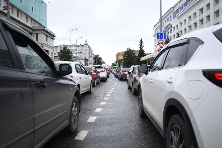 Основные улицы, на которых водители могут застрять в пробке на текущий момент — Челюскинцев, Республики, Герцена. Фото: Никита Сабашников