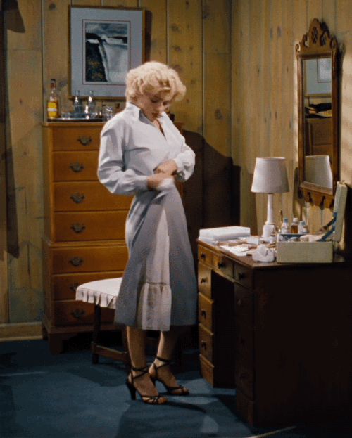 Обратите внимание, что не смотря на прямой крой юбки, подъюбник у Мерилин с воланом по низу. И наверняка шелковый! мммммм....)))