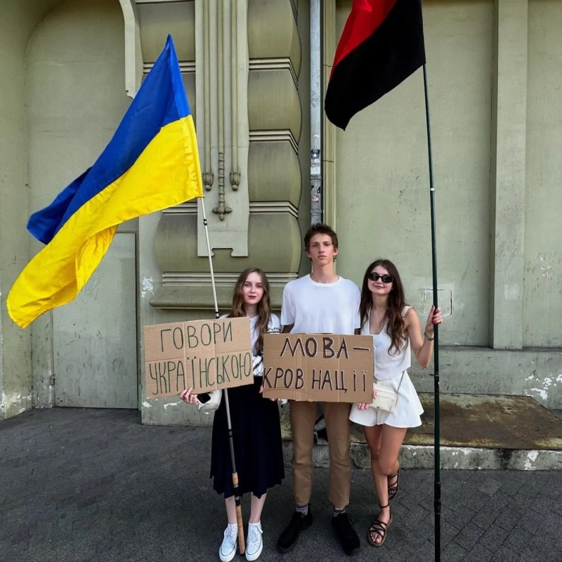    В Одессе "патриотические" подарки дочери Фарион отправили в мусорные баки