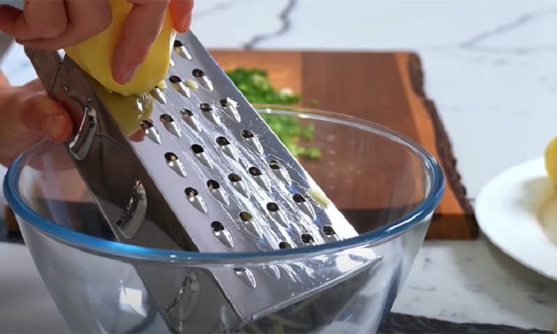 Готовим быстрый ленивый пирог из того, что нашлось в холодильнике 