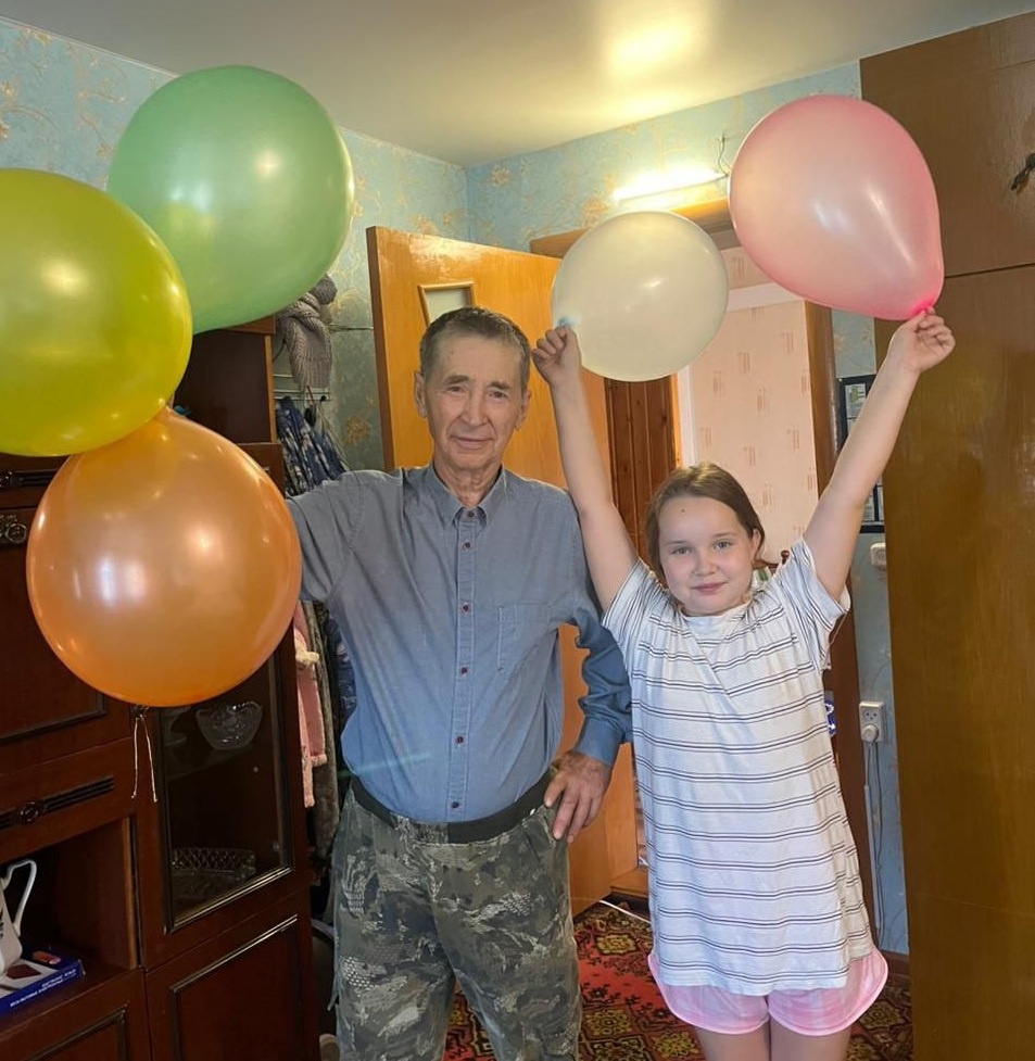 Первым папу поздравила младшая внучка - моя 10-летняя дочь