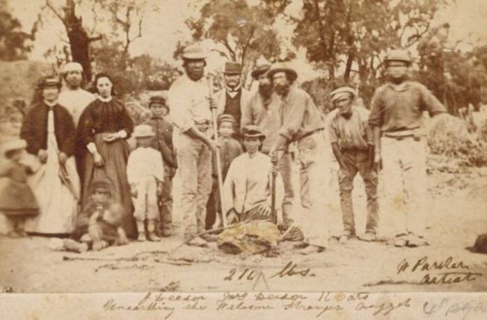 Старатели, обнаружившие самородок Welcome Stranger, со своими женами и друзьями