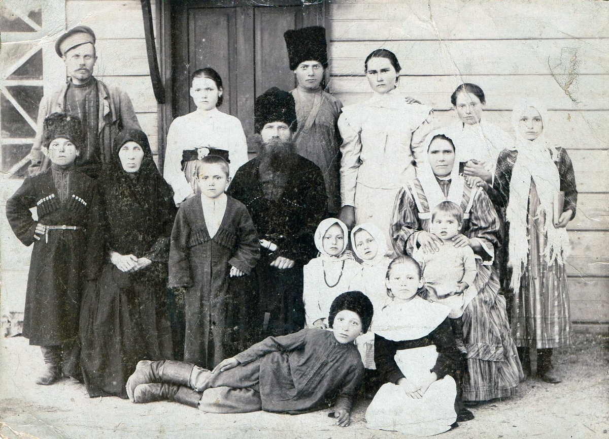 Большая семья из станицы Бриньковской Темрюкского отдела Кубанской области, начало XX века.