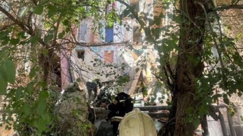     В Астрахани произошло частичное обрушение жилого дома МЧС