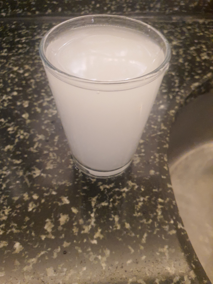 Это не молоко, и не грязный стакан. Такая вода бежит, каждый день 
