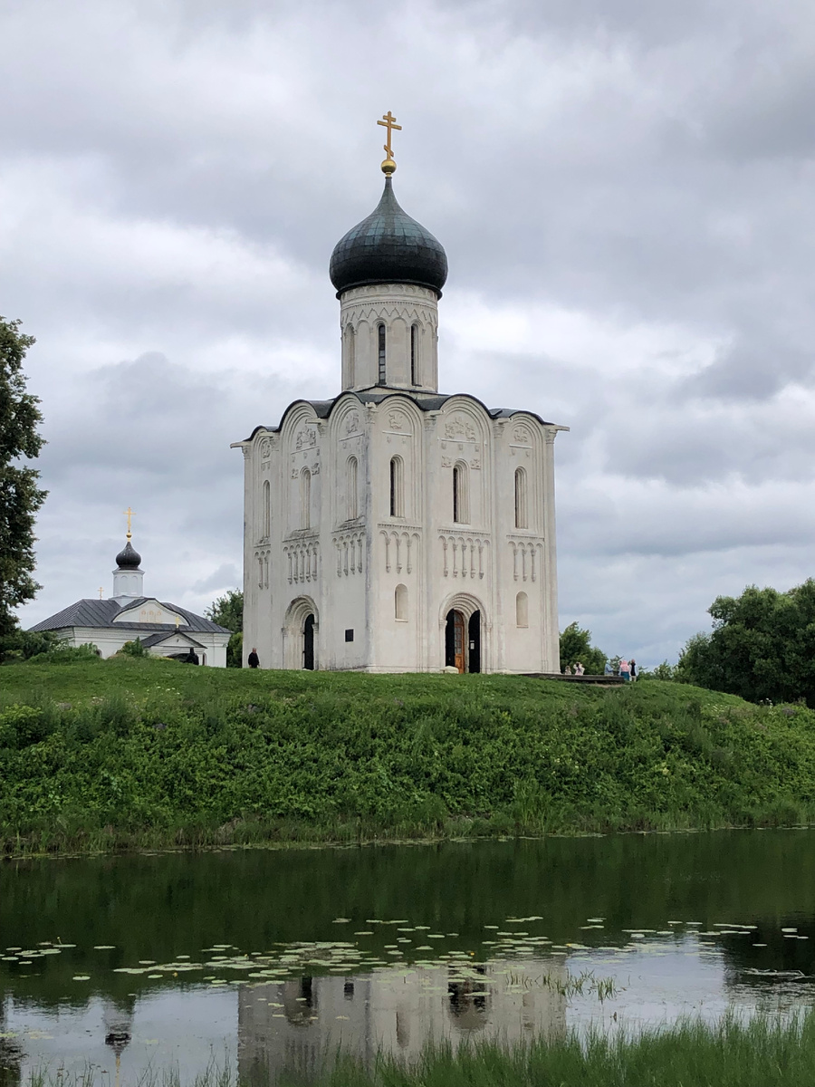 Река Нерли, белокаменный храм, выстроенный Андреем Боголюбским