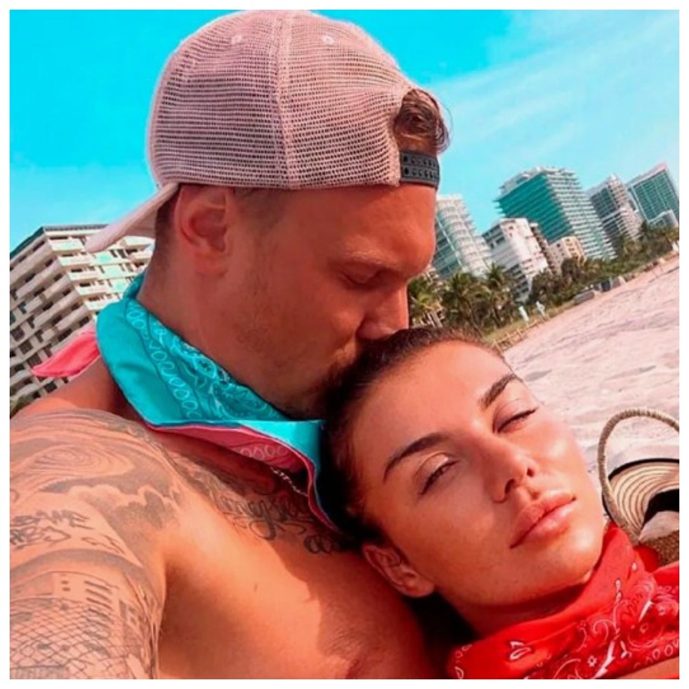 Янис на всех фото выглядит влюбленным