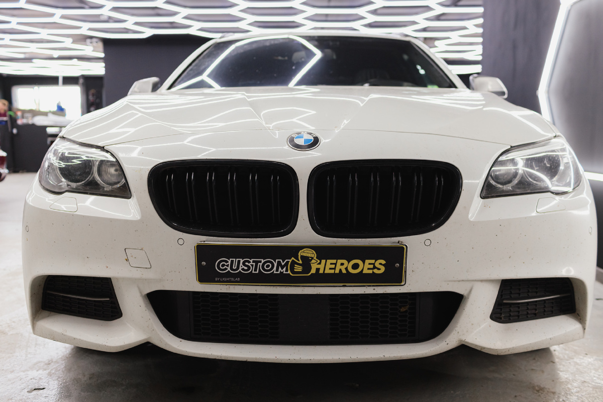 Источник фото: https://custom-heroes.ru/raboty/vid-uslugi/avtosvet/remont/remont-i-vosstanovlenie-far-bmw-f11-vernem-idealnyy-svet/