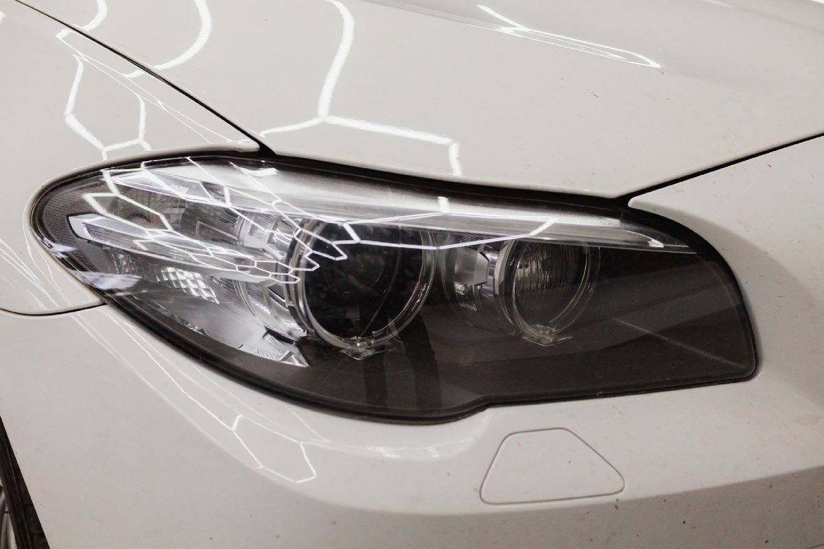 Источник фото: https://custom-heroes.ru/raboty/vid-uslugi/avtosvet/remont/remont-i-vosstanovlenie-far-bmw-f11-vernem-idealnyy-svet/
