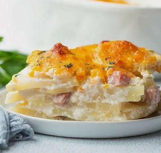 Картофель, запеченный с ветчиной и шампиньонами.