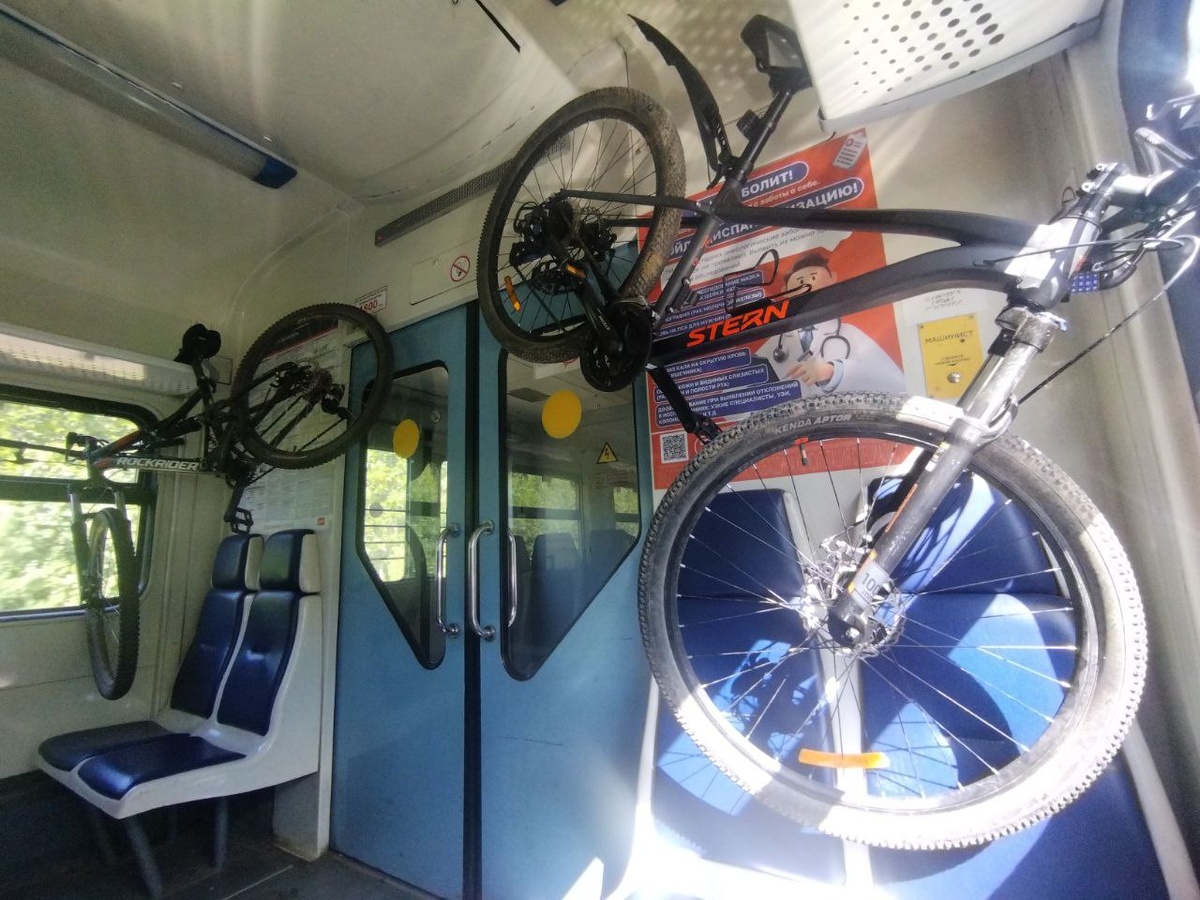 Кстати, сотрудники РЖД сильно возмущались из-за такого способа транспортировки и требовали перенести их в тамбур. Тамбур забитый людьми под завязку, гдя яблоку и тому некуда упасть. Оплату за провоз вело берут - спец мест не предоставляют, возмущена... Фото уже ближе к конечной, тут уже пусто. 