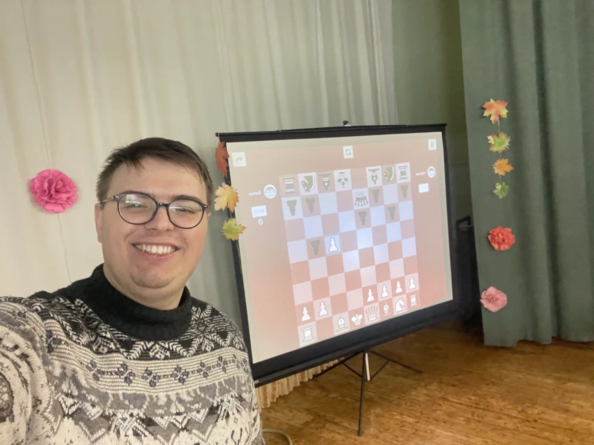 В любом случае, я старался работать эффективно. Мне было важно, чтобы не только руководство меня заметило, но и, главным образом, детям было со мной интересно! Поэтому старался максимально использовать доступные для меня ресурсы. Тут, например, смог получить одобрение руководства на проведение школьного турнира по шахматам в актовом зале. Обычно сюда получают доступ только те, кто относится к школьной «элите». Фото: Михаил Лайф Влог