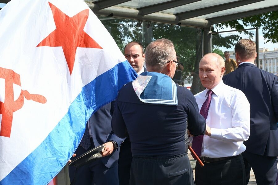    Владимир Путин во время общения с жителями города в рамках рабочей поездки в Санкт-Петербург в день Военно-морского флота / Источник: © Алексей Даничев/POOL/ТАСС