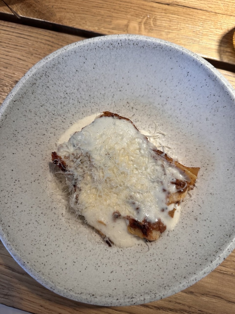  Мясная лазанья с соусом бешамель и цедрой апельсина