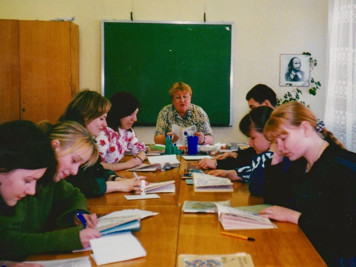 Англичанка гад... учит. Внимание на Шекспира, который в ужасе отворачивается