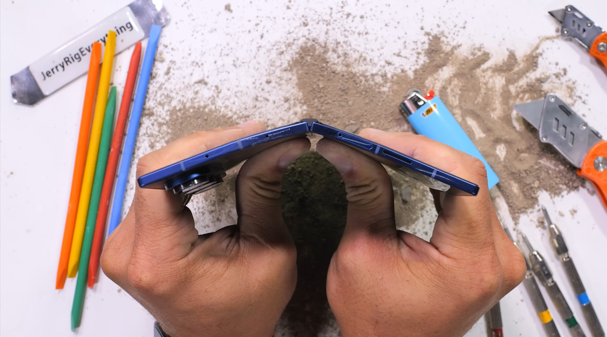 Скриншот видео JerryRigEverything  📷
