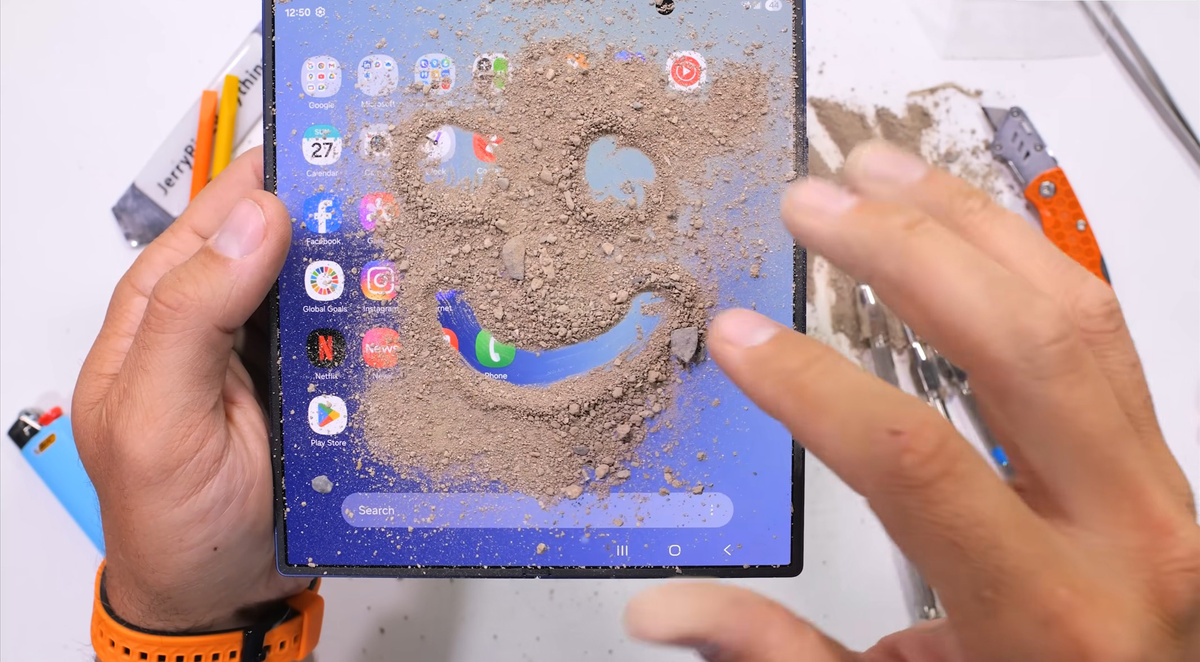 Скриншот видео JerryRigEverything  📷
