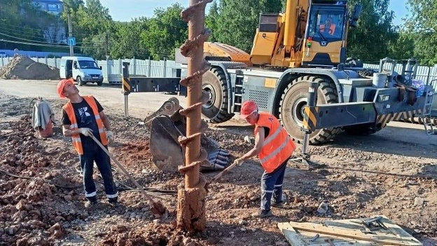    В Нововятске устанавливают шпунтовые ограждения котлована