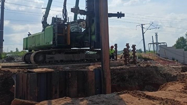    В Нововятске устанавливают шпунтовые ограждения котлована