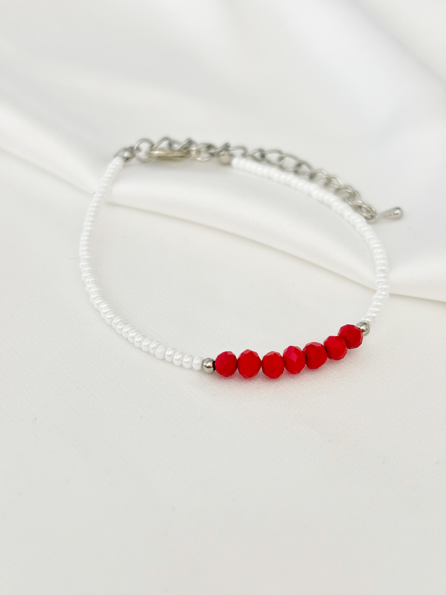 Сочетание белого бисера и красной шпинели делает этот браслет стильным и запоминающимся.