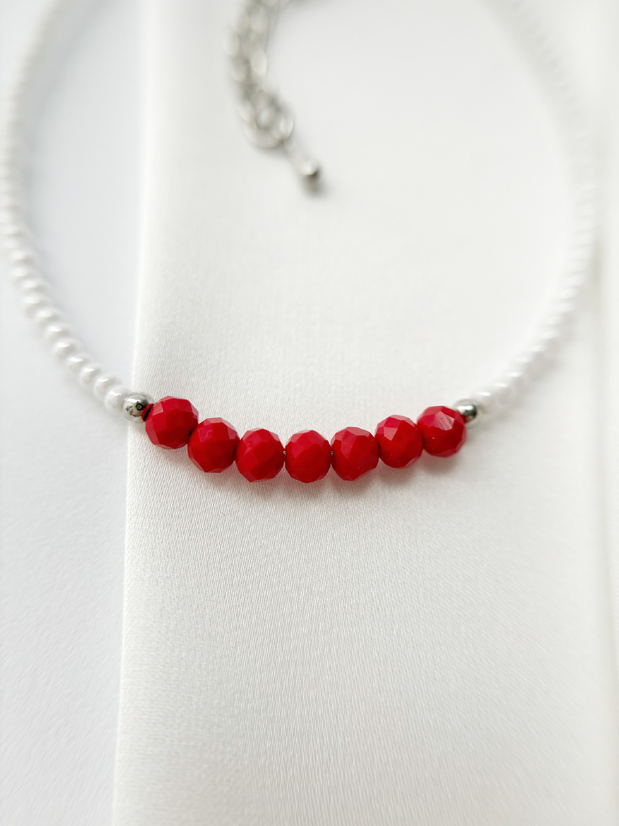 Шпинель - это натуральный камень, который обладает красивым блеском и энергией.