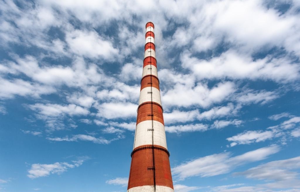 Покраска дымовых труб промышленными альпинистами