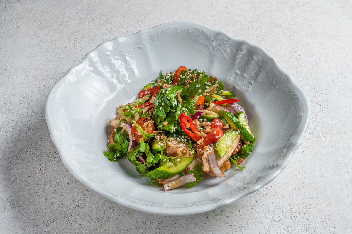 Салат с пикантным цыплёнком в летнем меню Villa Pasta на Пятницкой